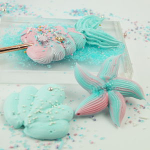 Assortiment de 12 meringues sur le thème de la Sirène