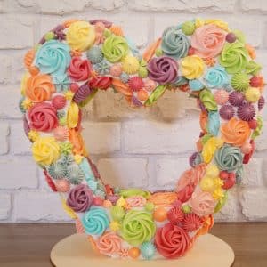 Pièce montée en coeur multicolore