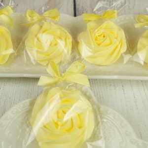 Rosace en meringue jaune