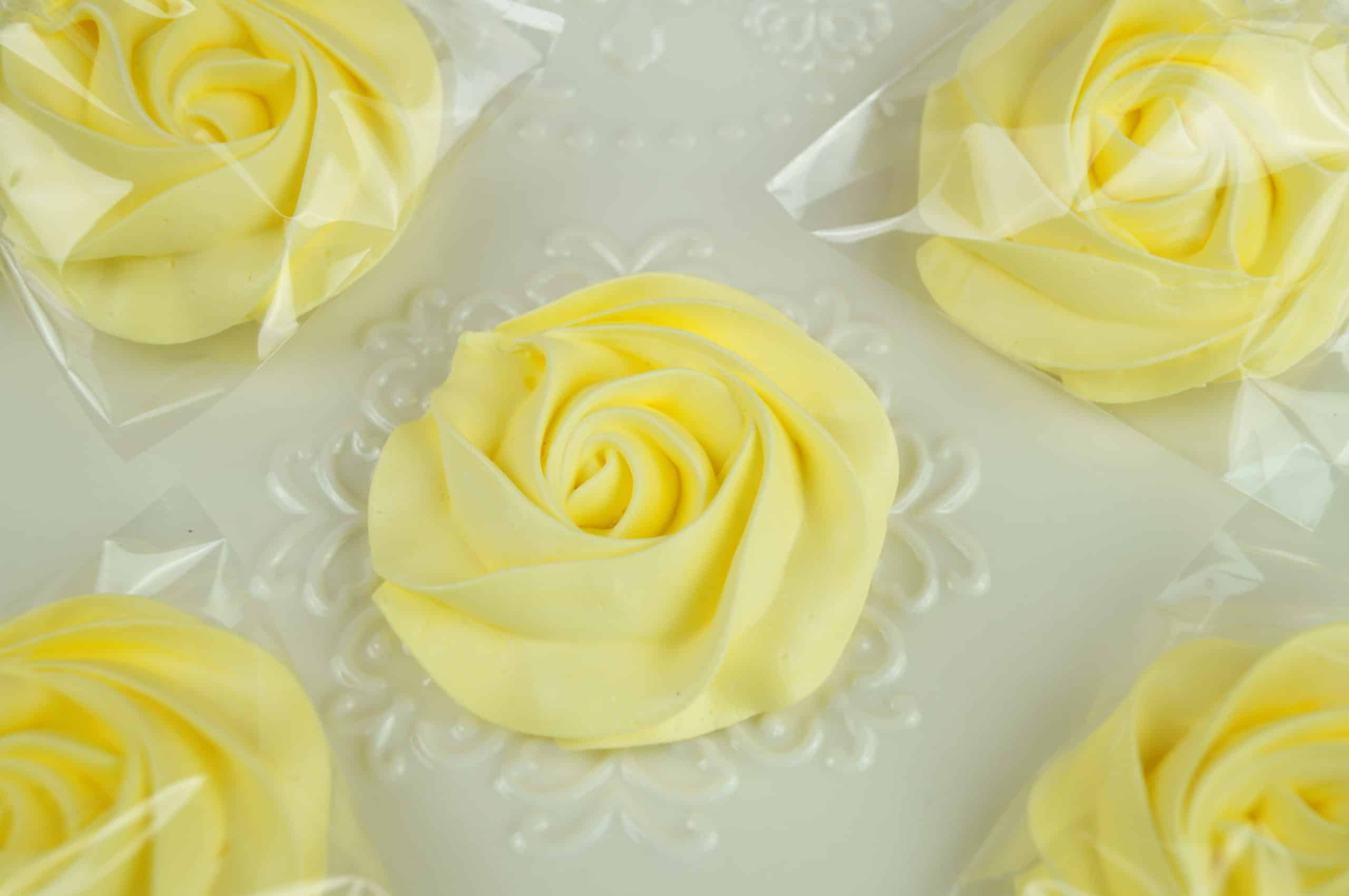 Rosace en meringue jaune