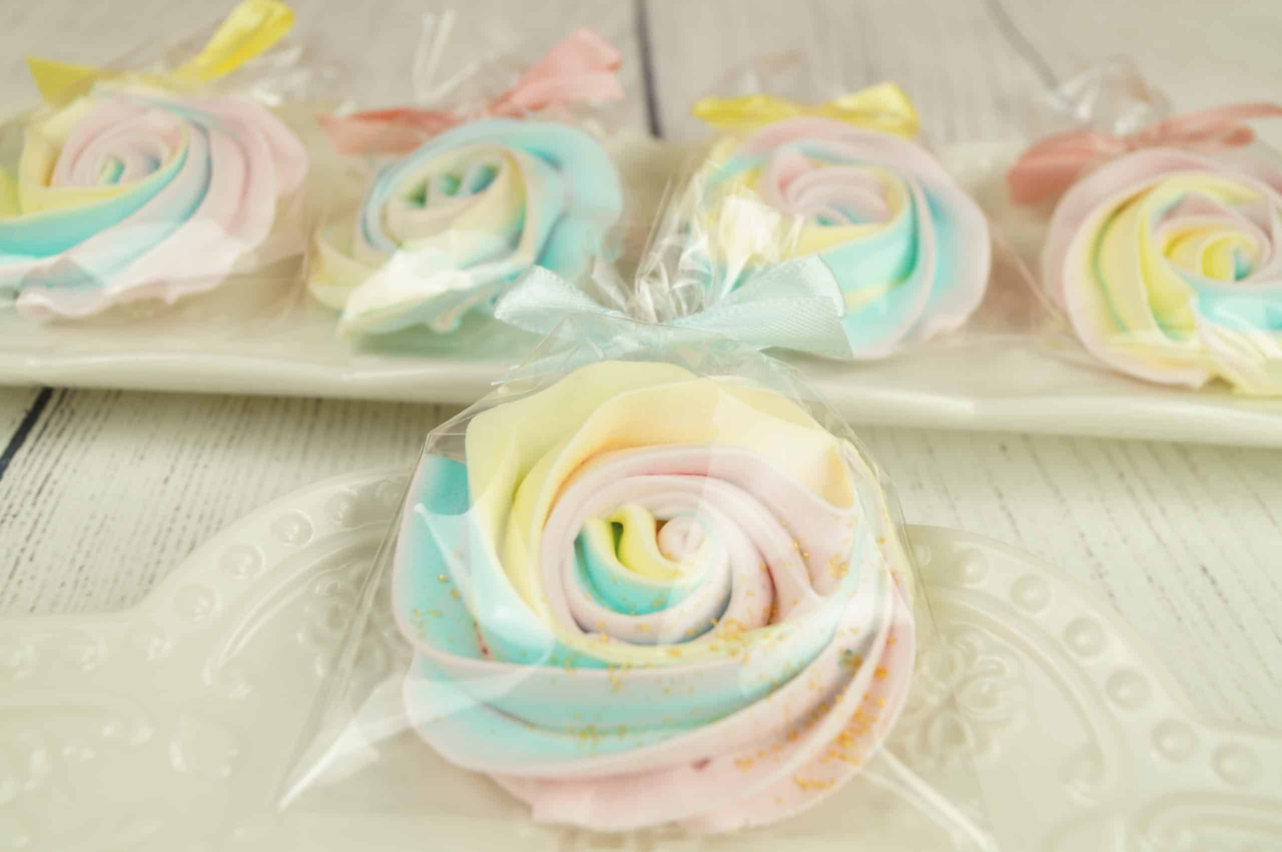 Rosace en meringue multicolore