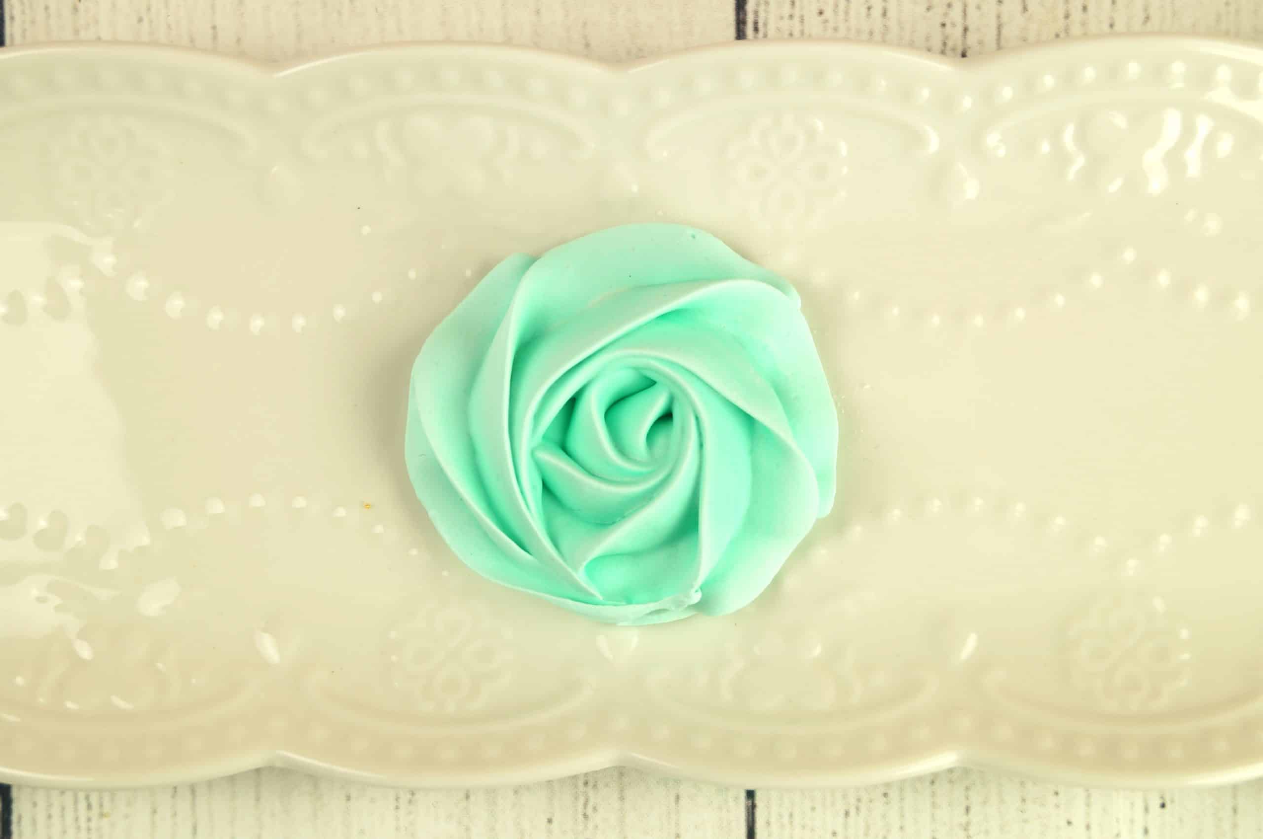 Rosace en meringue turquoise