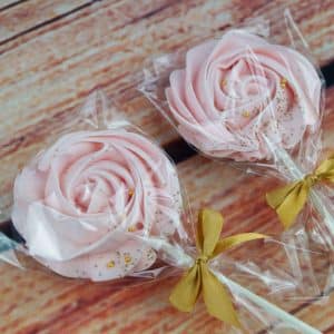 Sucette en meringue rose