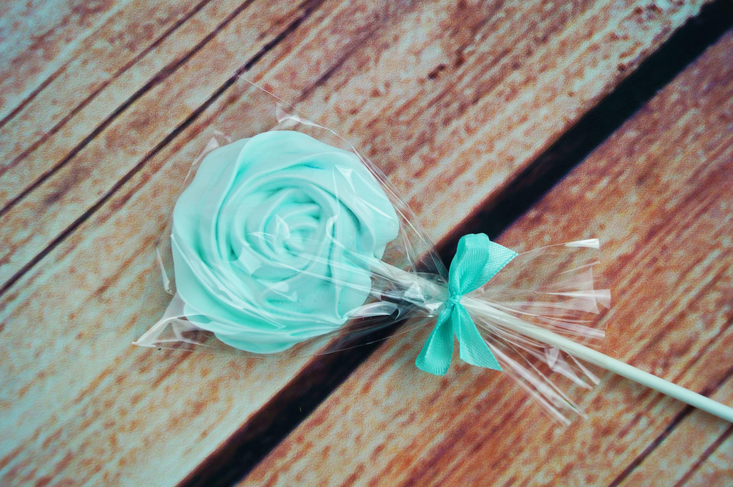 Sucettes en meringue turquoise