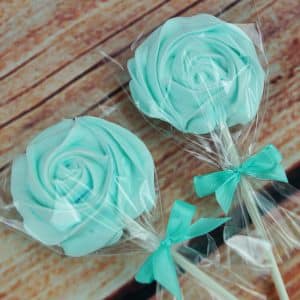 Sucettes en meringue turquoise