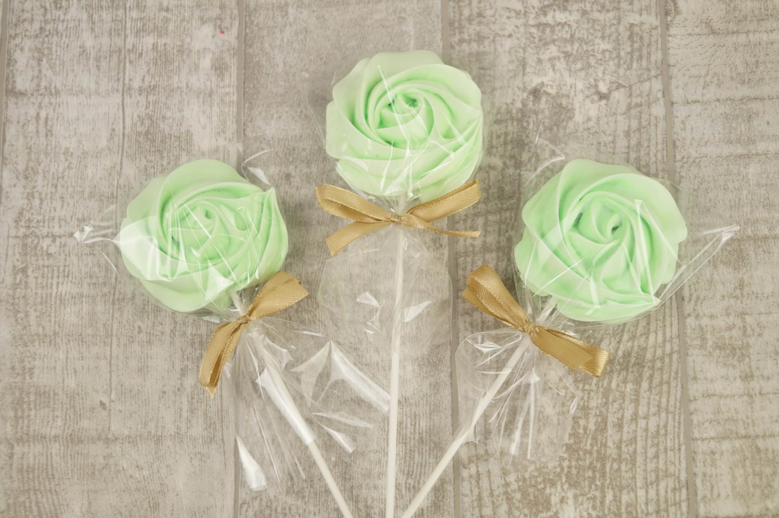 Sucettes en meringue vert mint