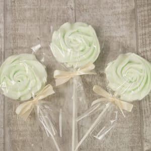 Sucettes en meringue vert pâle