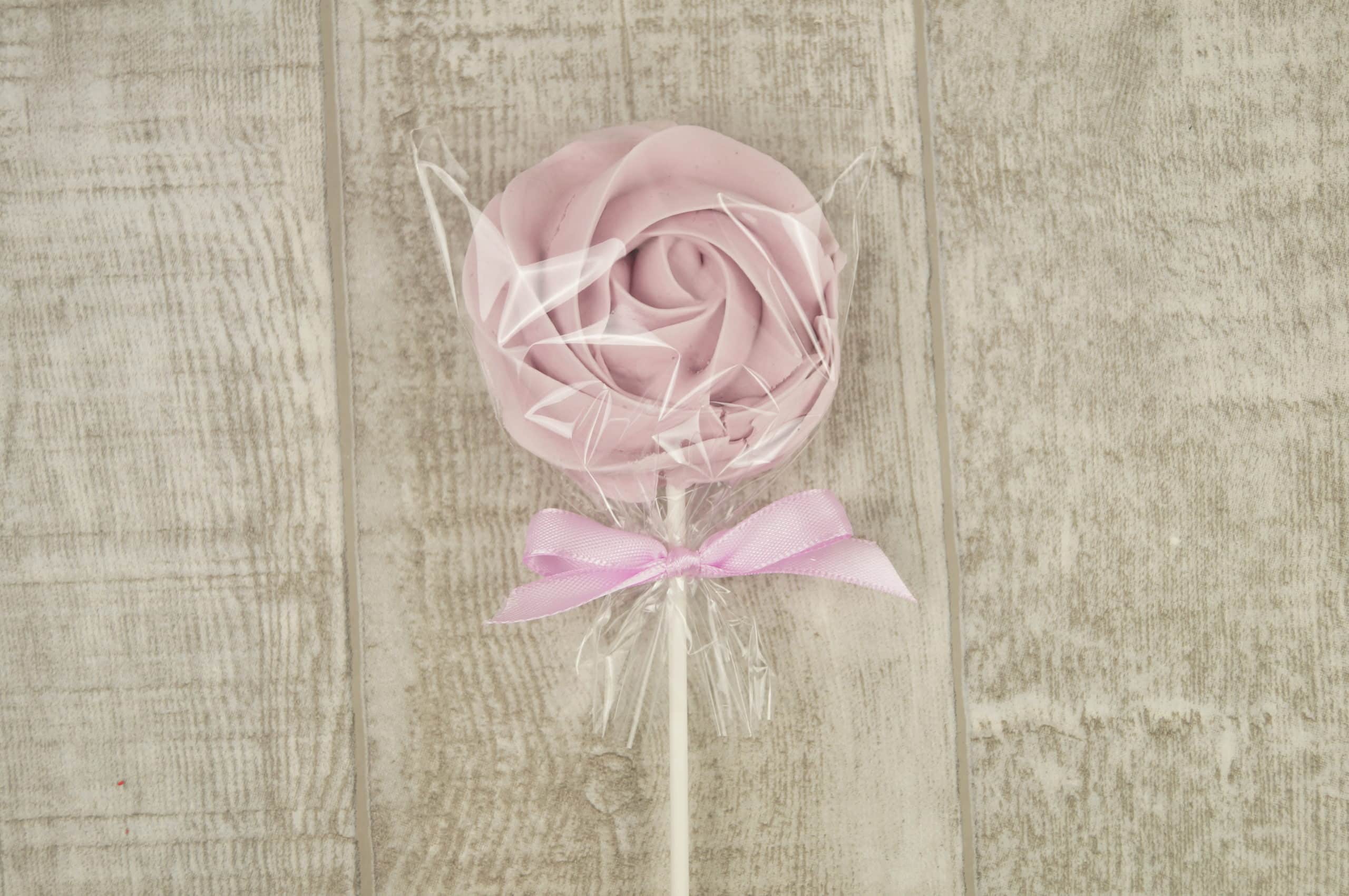 Sucettes en meringue lilas